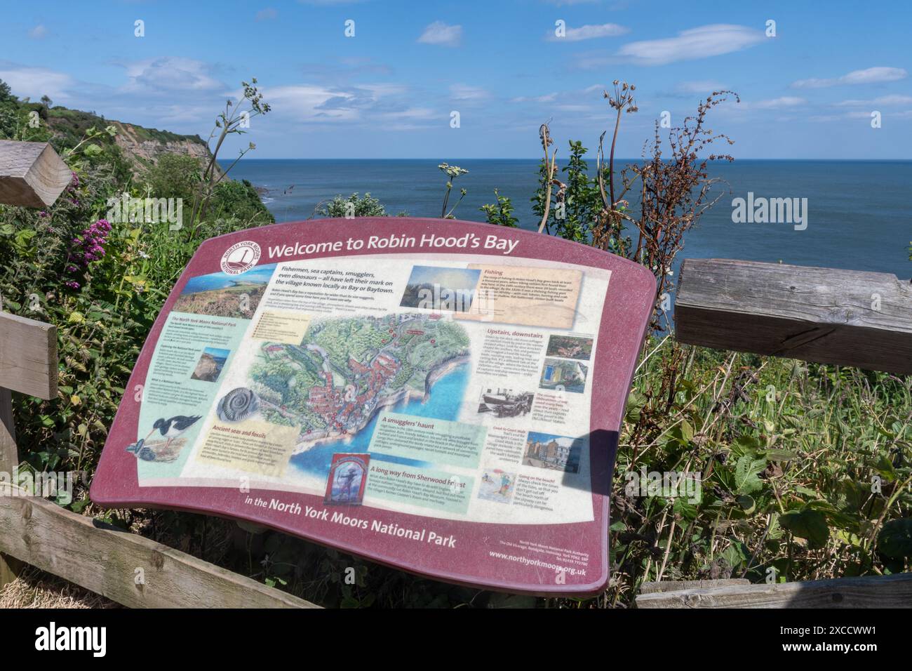 Cartello o cartello informativo presso Robin Hood's Bay, un pittoresco vecchio villaggio di pescatori nel North Yorkshire, Inghilterra, Regno Unito Foto Stock