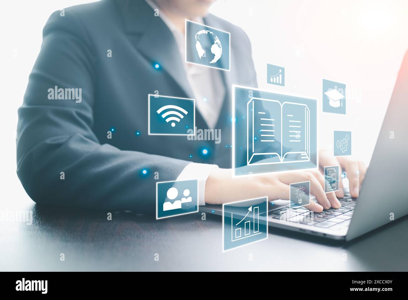 L'università offriva corsi online in cui gli studenti potevano imparare attraverso lezioni virtuali e corsi di formazione basati sul Web, portando l'esperienza educativa nel cyber Foto Stock