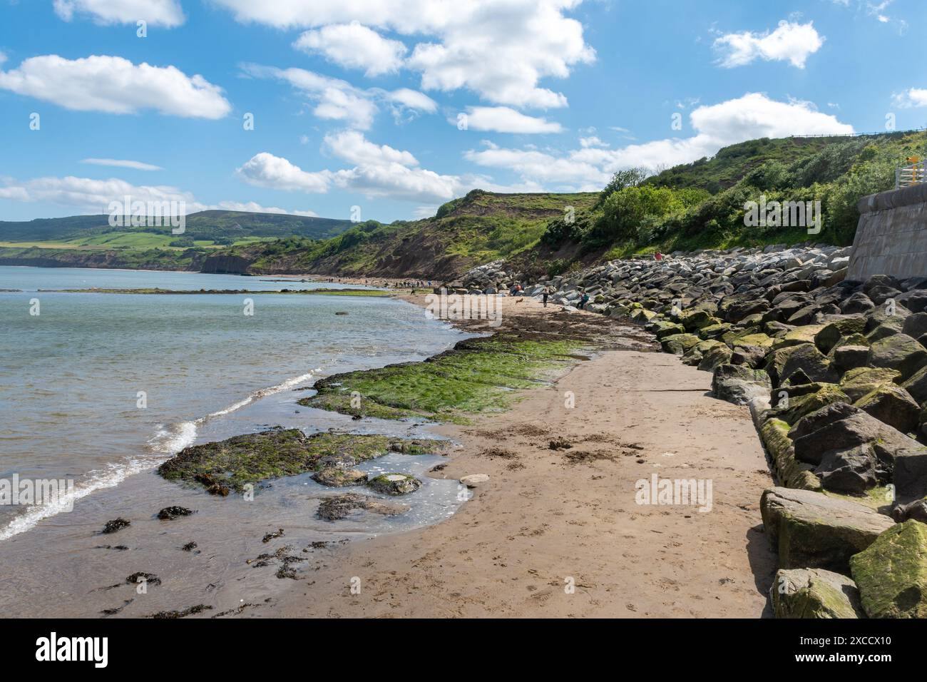 Spiaggia a Robin Hood's Bay, un pittoresco vecchio villaggio di pescatori sulla costa storica di North York Moors, North Yorkshire, Inghilterra, Regno Unito Foto Stock