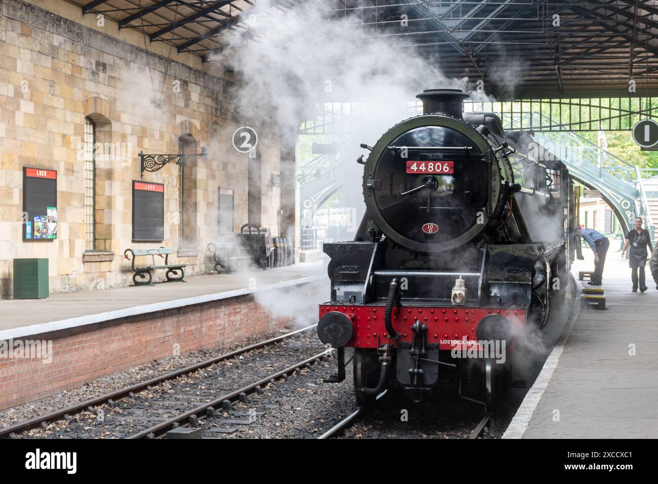 Treno a vapore o locomotiva presso Pickering Station sulla North Yorkshire Moors Railway, una ferrovia storica nel North Yorkshire, Inghilterra, Regno Unito Foto Stock