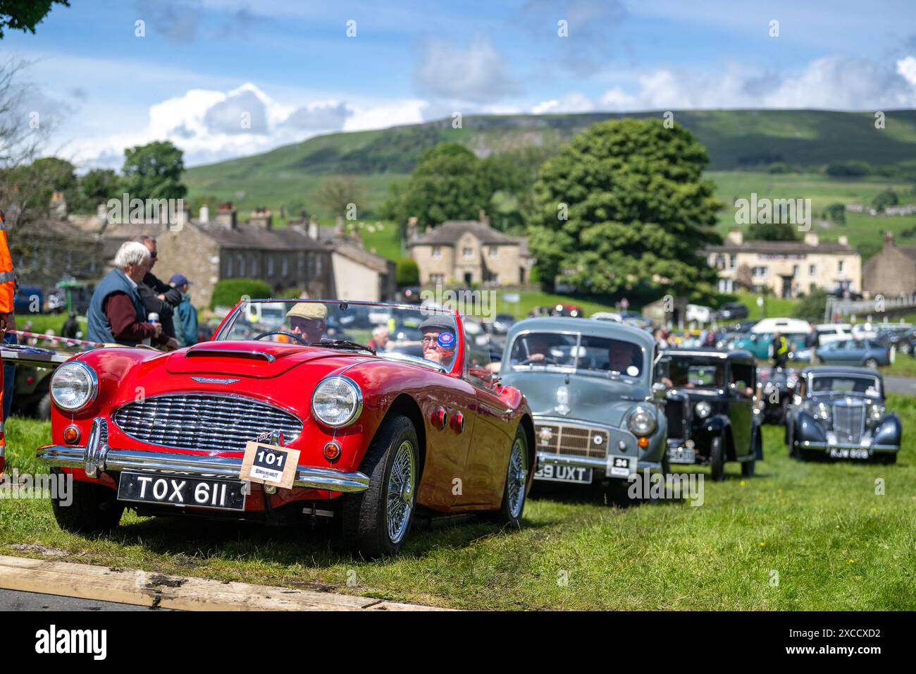 Banbridge, Yorkshire Dales, Regno Unito. 16 giugno 2024. Questa impegnativa corsa di 150 km vede automobili, motociclette e veicoli commerciali immatricolati prima del 1956 lasciare il museo e guidare attraverso la splendida campagna di Durham e Yorkshire, prima di ritornare al museo alla fine della giornata. Il punto intermedio è nel piccolo villaggio di Bainbridge, nelle Yorkshire Dales, dove fanno una pausa di un'ora, per poi dirigersi verso il Rose and Crown Inn, uno dei pub più antichi di Yorkshire, costruito nel 1445. Crediti: Wayne HUTCHINSON/Alamy Live News Foto Stock