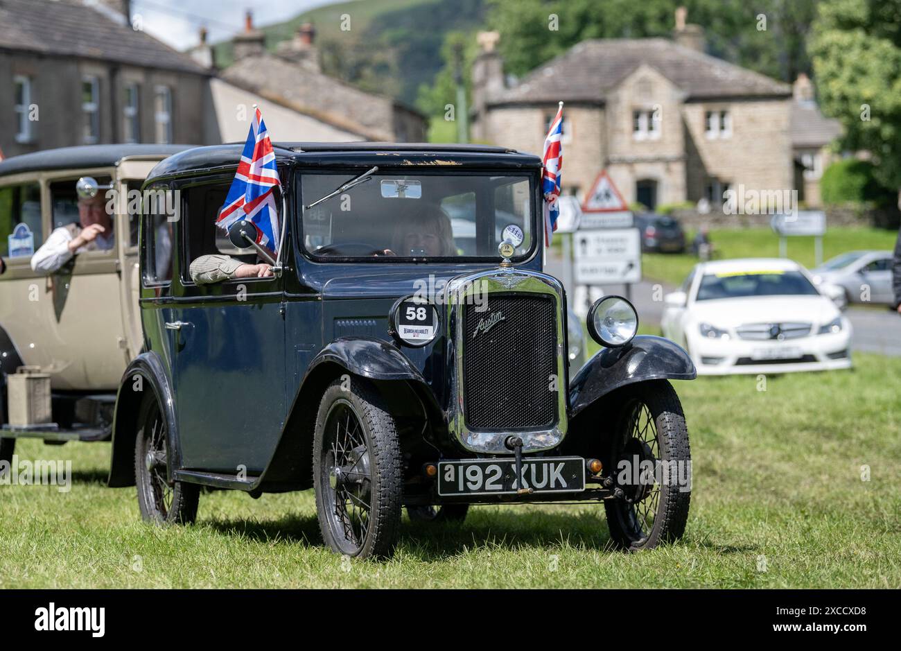 Banbridge, Yorkshire Dales, Regno Unito. 16 giugno 2024. Questa impegnativa corsa di 150 km vede automobili, motociclette e veicoli commerciali immatricolati prima del 1956 lasciare il museo e guidare attraverso la splendida campagna di Durham e Yorkshire, prima di ritornare al museo alla fine della giornata. Il punto intermedio è nel piccolo villaggio di Bainbridge, nelle Yorkshire Dales, dove fanno una pausa di un'ora, per poi dirigersi verso il Rose and Crown Inn, uno dei pub più antichi di Yorkshire, costruito nel 1445. Crediti: Wayne HUTCHINSON/Alamy Live News Foto Stock