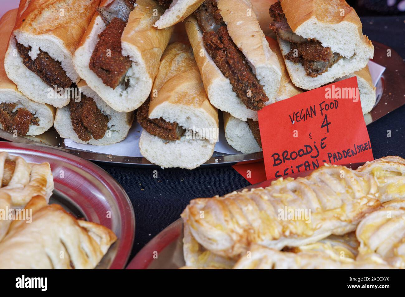 Brussel, Belgio. 16 giugno 2024. Cibo vegano raffigurato durante un'azione di protesta dell'organizzazione per i diritti degli animali "Bite Back” a Bruxelles domenica 16 giugno 2024 per chiedere maggiori aiuti finanziari per la produzione di alimenti a base vegetale. I manifestanti affermano che una dieta vegana è migliore per gli animali, la salute umana e il clima. BELGA FOTO NICOLAS MAETERLINCK credito: Belga News Agency/Alamy Live News Foto Stock