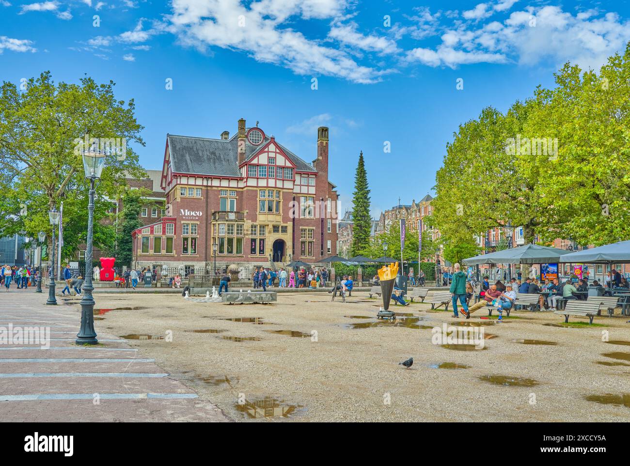 Amsterdam, Olanda - 12 agosto 2023: Piazza Museumplain vista dal cortile del museo Moco Foto Stock