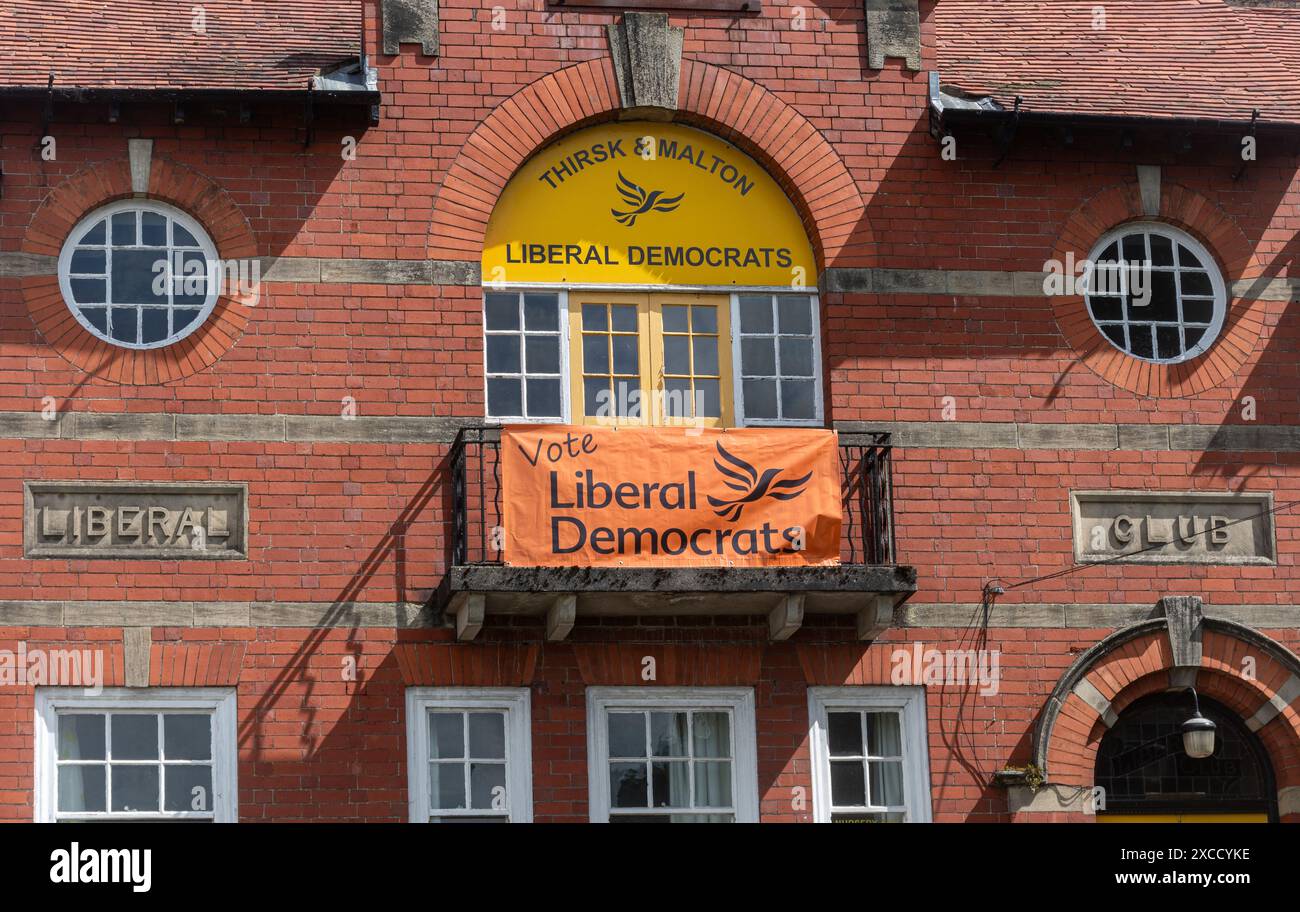 Votate lo striscione dei Liberal Democratici per le elezioni del luglio 2024 nell'edificio del Thirsk & Malton Liberal Democratici Club, Pickering, North Yorkshire, Inghilterra, Regno Unito Foto Stock