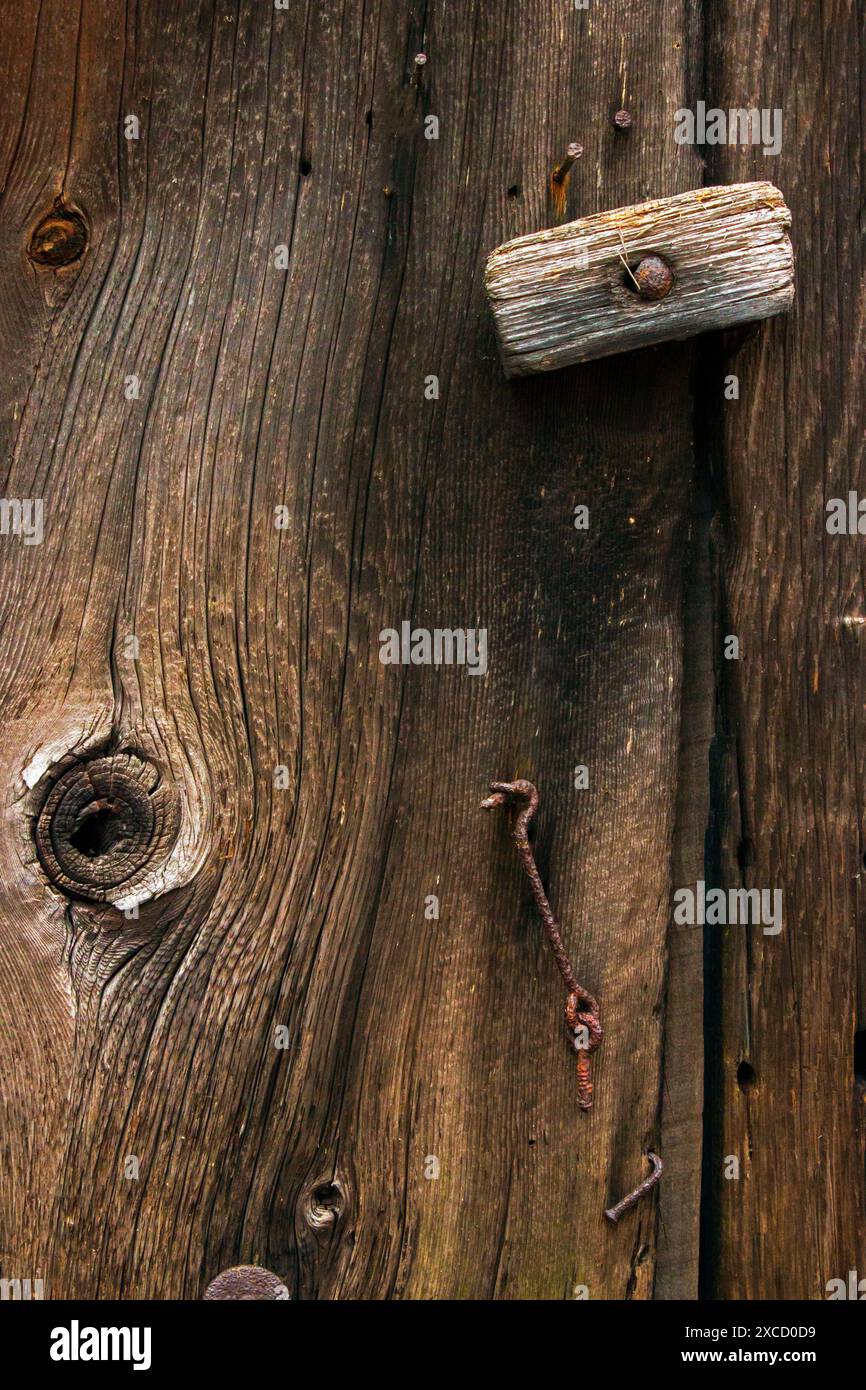 Vecchio legno di fienile e serratura della porta Foto Stock