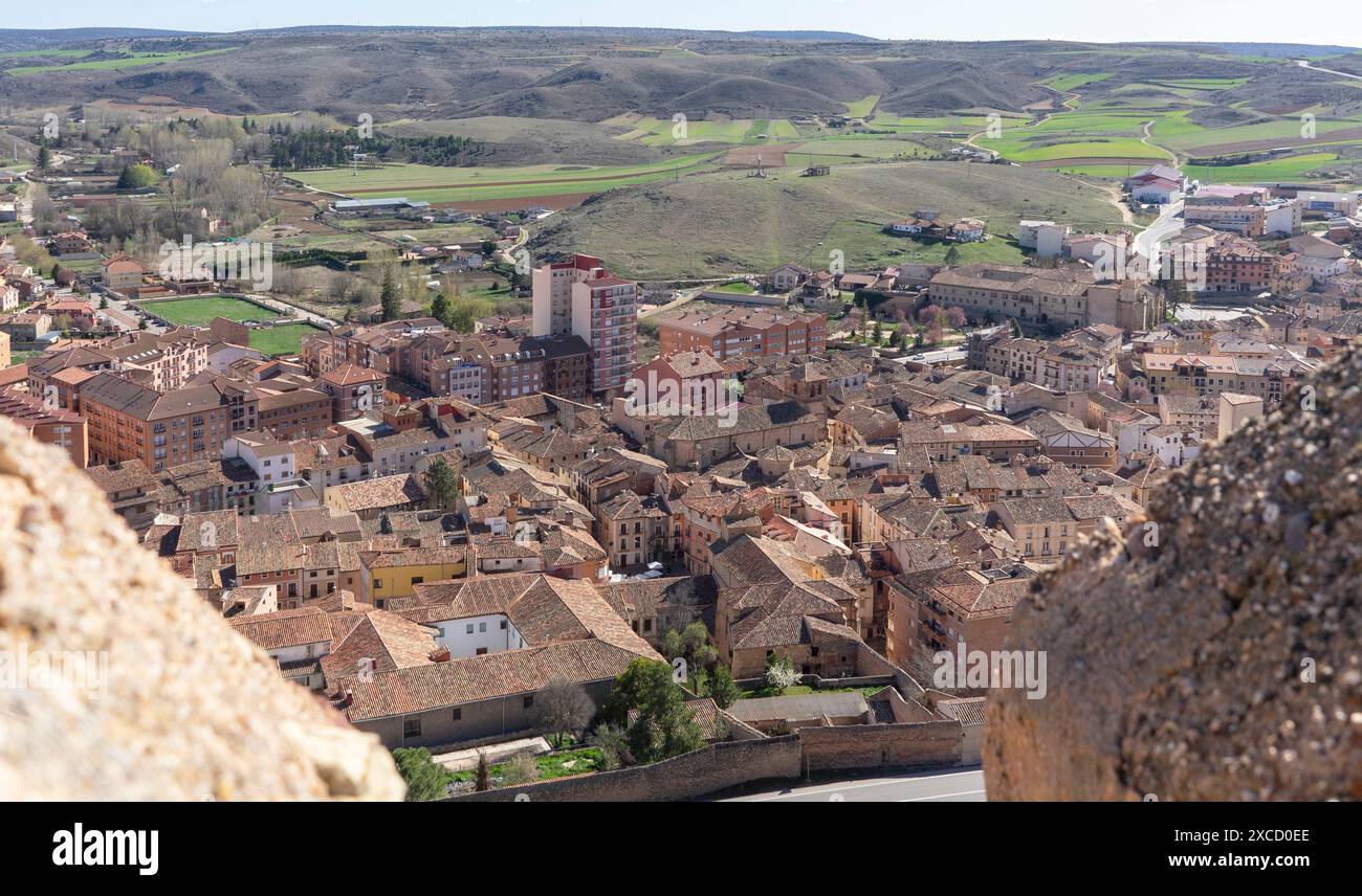 Vedute aeree del villaggio medievale di Molina de Aragon nella provincia di Guadalajara, dove possiamo vedere case e tetti dello stesso colore e della stessa pietra. Foto Stock