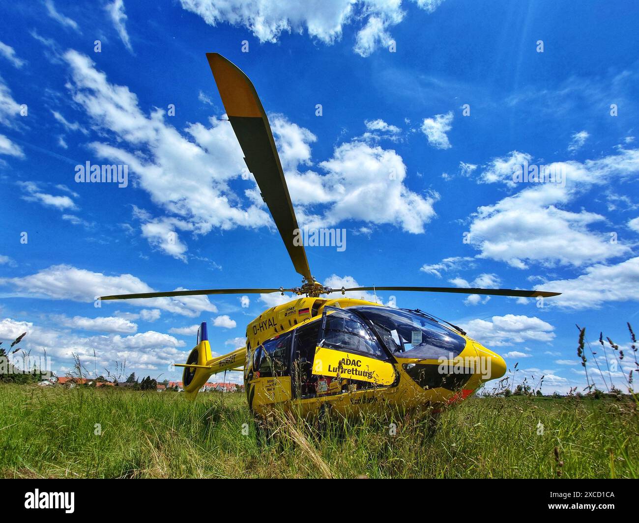 Gilching, Baviera, Germania. 16 giugno 2024. Un Airbus di tipo EC135/H135 gestito dal team ADAC (der Allgemeine deutschen Automobil Club) Christoph 1 attende su un campo a Gilching durante una chiamata di emergenza medica a breve distanza. (Credit Image: © Sachelle Babbar/ZUMA Press Wire) SOLO PER USO EDITORIALE! Non per USO commerciale! Foto Stock