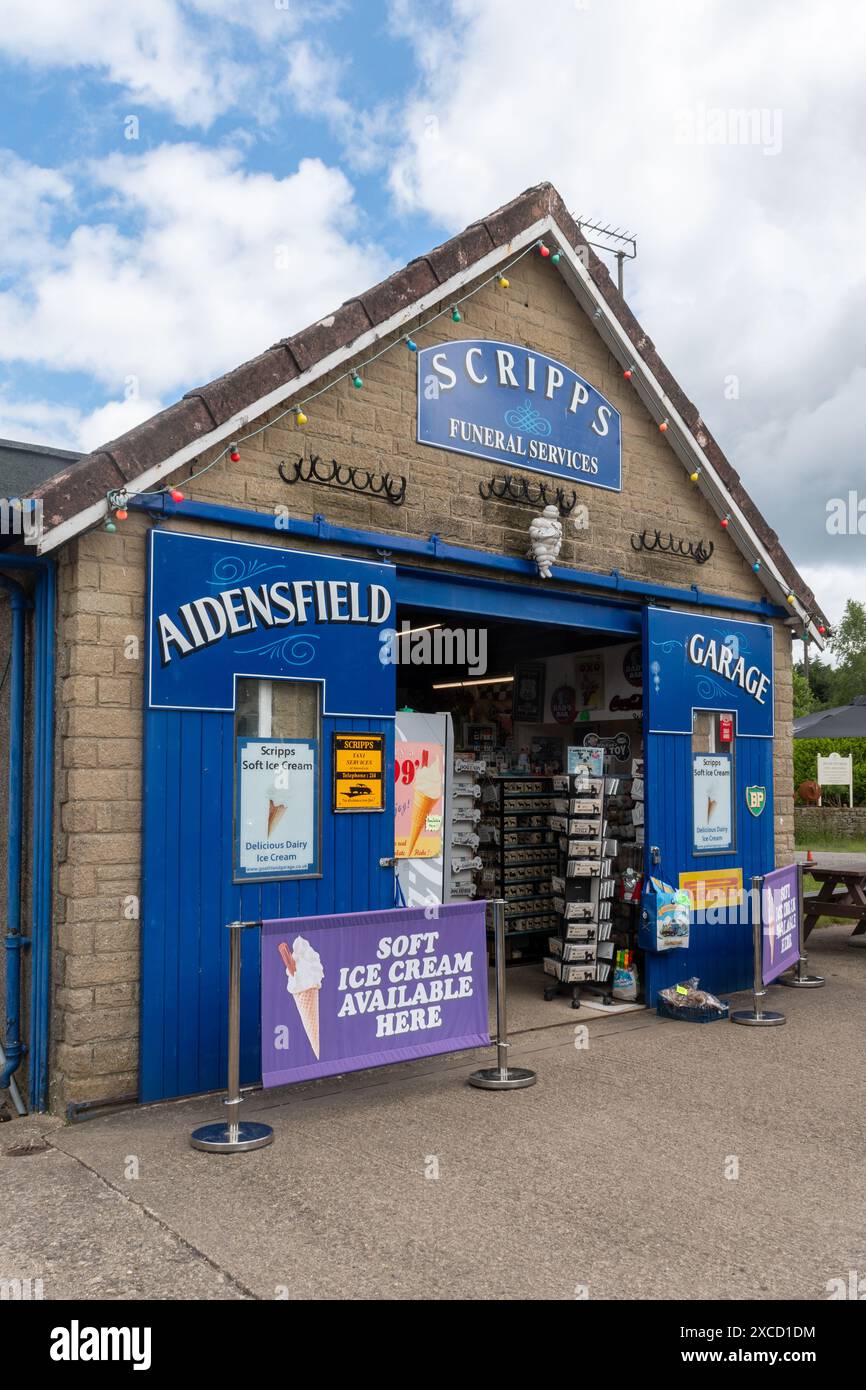 Aidensfield Garage nel villaggio di Goathland che ha servito come Aidensfield nella serie televisiva Heartbeat, North Yorkshire, Inghilterra, Regno Unito Foto Stock