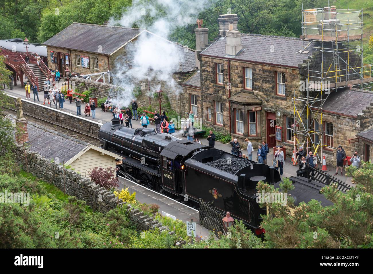 Treno a vapore o locomotiva in arrivo alla stazione di Goathland sulla North Yorkshire Moors Railway, una ferrovia storica nel North Yorkshire, Inghilterra, Regno Unito Foto Stock