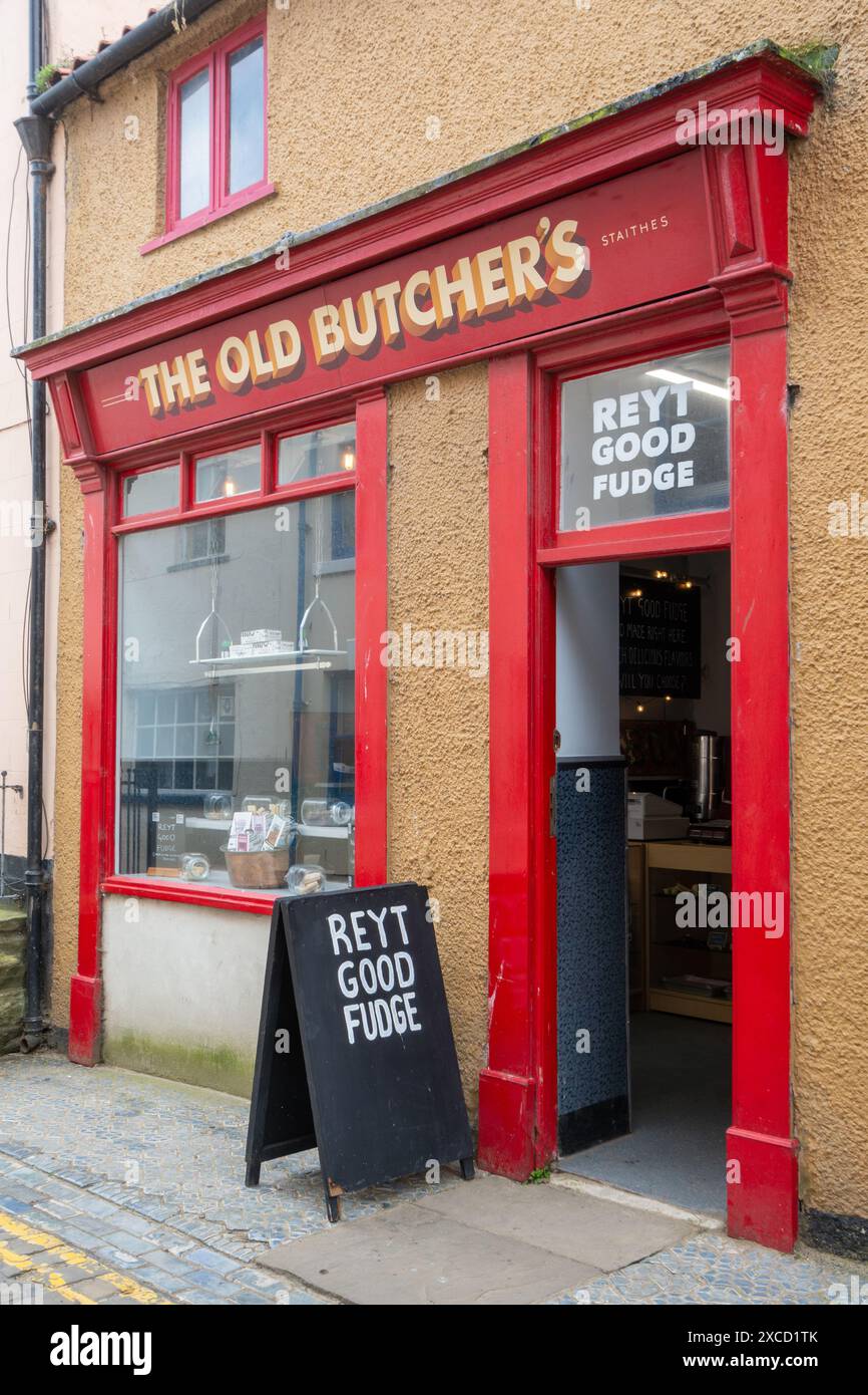 Staithes, un grazioso villaggio di pescatori sulla costa del North Yorkshire, Inghilterra, Regno Unito, con strade acciottolate. L'Old Butcher's Shop ora vende Reyt Good Fudge Foto Stock