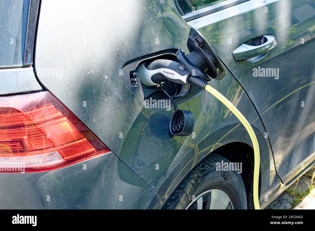 L'auto elettrica è in carica, primo piano del cavo collegato Foto Stock