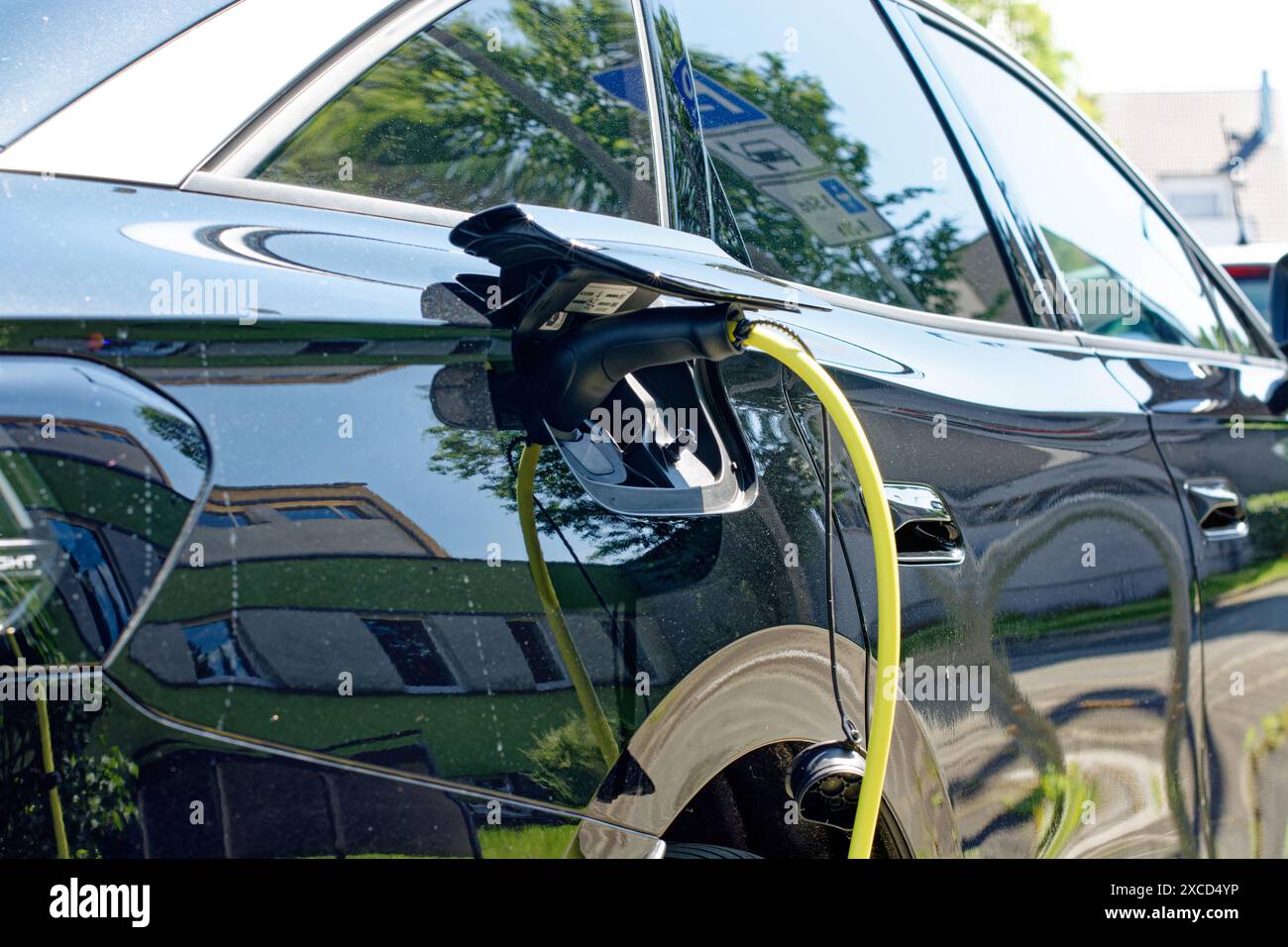 L'auto elettrica è in carica, primo piano del cavo collegato Foto Stock