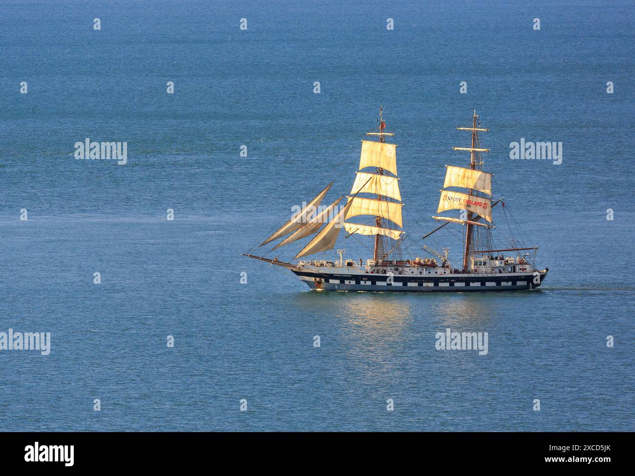 Stavros S Niarchos, Tall Ship, un brigantino commissionato dalla Tall Ships Youth Trust costruito nel 2000, al largo dell'Isola di Wight, Inghilterra, Regno Unito Foto Stock