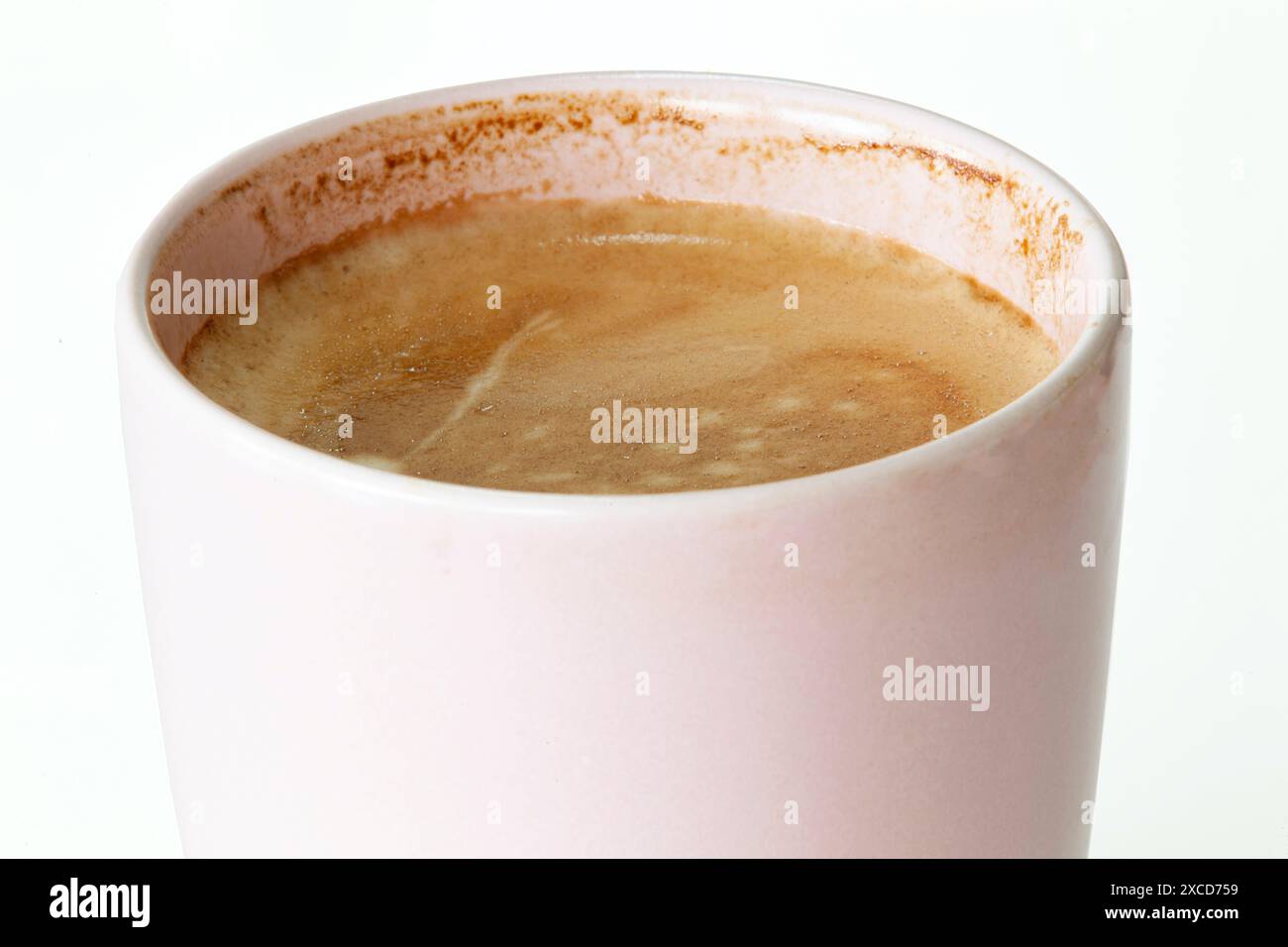 Tazza da caffè rosa con cappuccino o latte con schiuma isolata su sfondo bianco. Primo piano Foto Stock