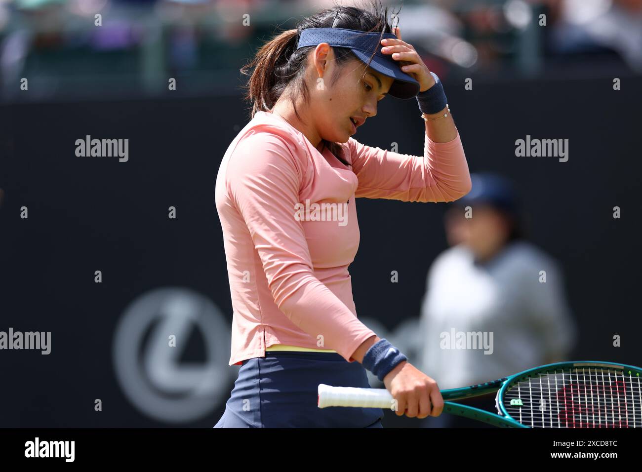 16 giugno 2024; Lexus Nottingham Tennis Centre, Nottingham, Inghilterra; Rothesay Nottingham Open, 7° giorno; Emma Raducanu, una svincolata durante il suo match di semifinale femminile contro Katie Boulter Foto Stock