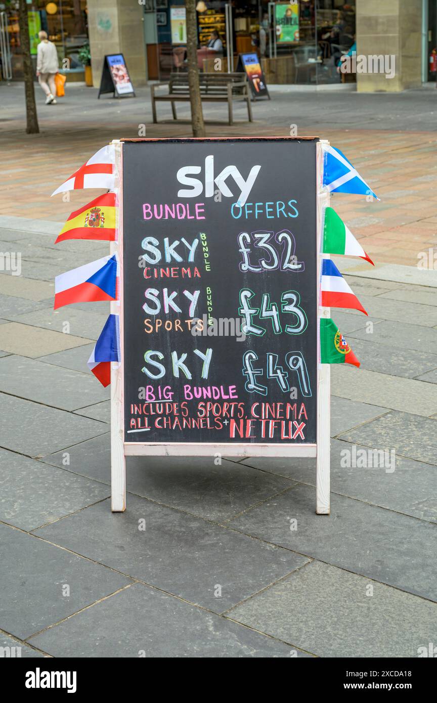 Lavagna pubblicitaria offerte da Sky TV su una strada cittadina, Regno Unito, Europa Foto Stock