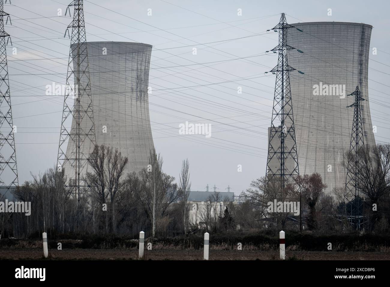 Centrale nucleare con due torri di raffreddamento e linee elettriche Foto Stock