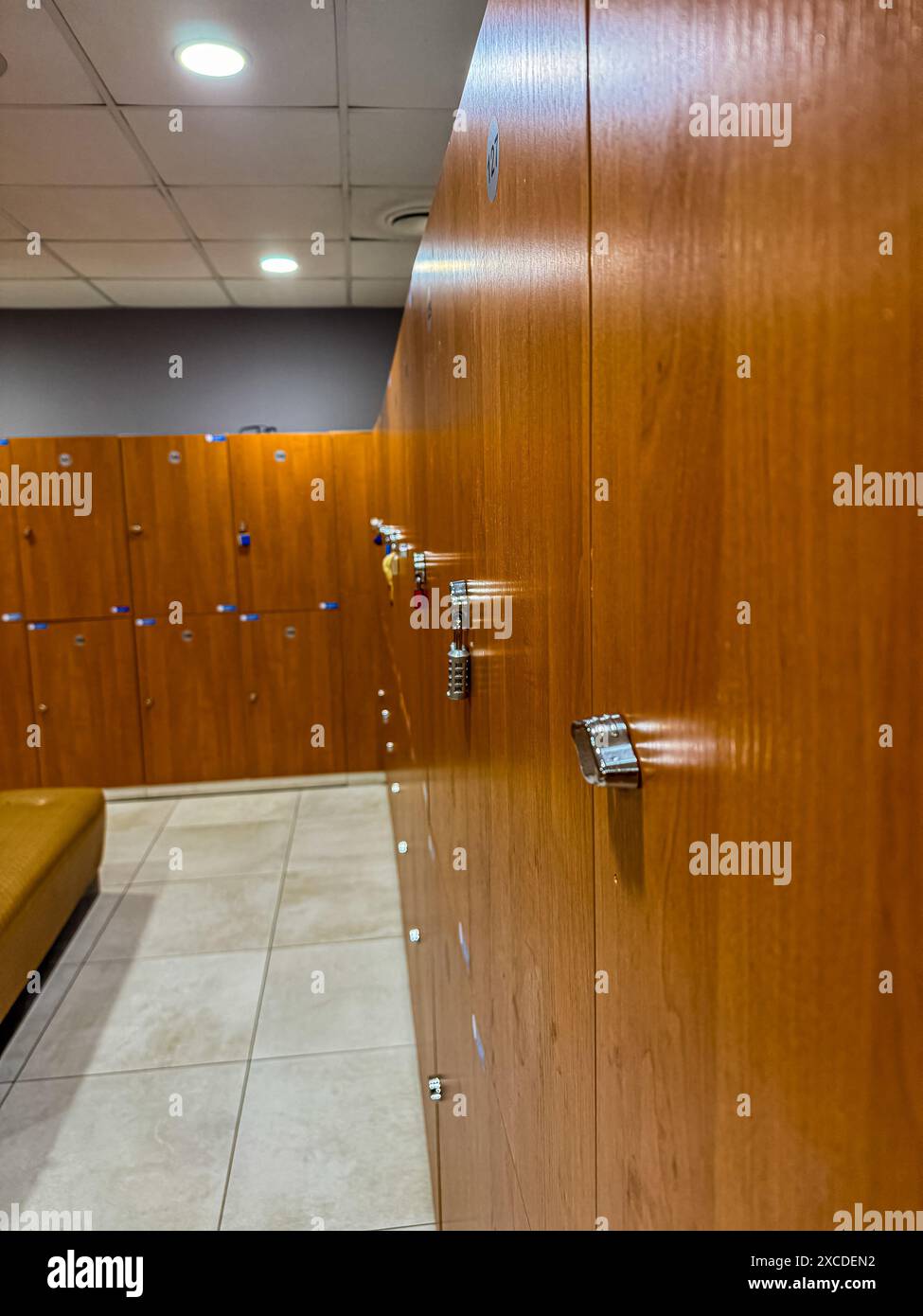 Interno di uno spogliatoio nel centro fitness. Foto di alta qualità Foto Stock