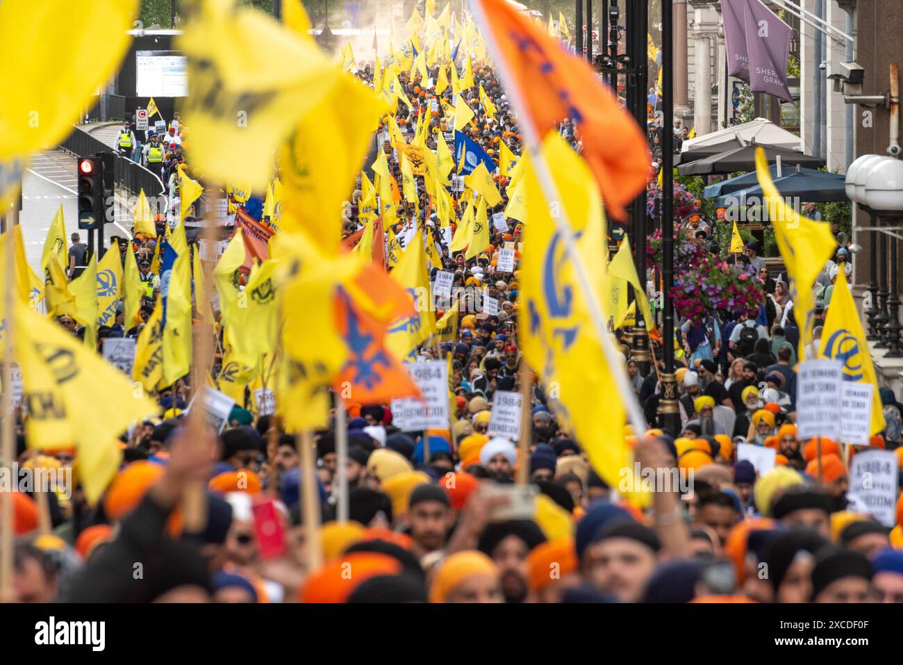 Londra, Regno Unito. 16 giugno 2024. Migliaia di sikh marciano per celebrare il 40° anniversario della battaglia di Amritsar e l'attacco dell'esercito dello stato indiano a Sri Darbar Sahib Amritsar nel giugno 1984. Crediti: Andrea Domeniconi/Alamy Live News Foto Stock