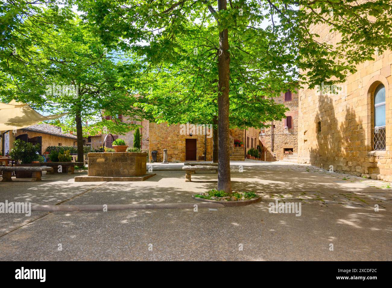 Monticchiello, Italia - 27 aprile 2023: Veduta stradale del borgo medievale di Monticchiello, Siena, Italia Foto Stock