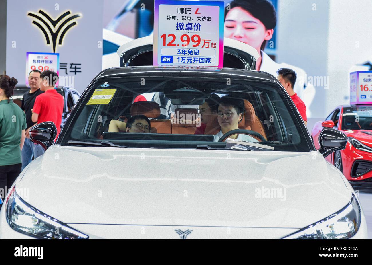 Nanning, Cina. 16 giugno 2024. I visitatori stanno guardando un nuovo veicolo energetico NEzha alla 13a Nanning International Automobile Exhibition a Nanning, in Cina, il 16 giugno 2024. (Foto di Costfoto/NurPhoto) credito: NurPhoto SRL/Alamy Live News Foto Stock