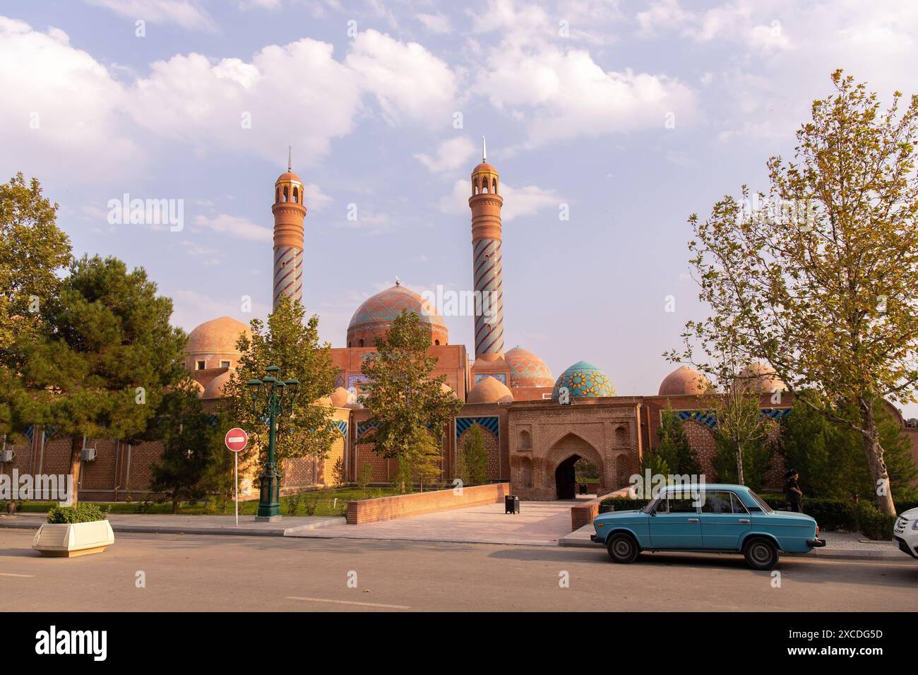 Ganja. Azerbaigian. 10.17.2021 anni. Una grande e bella moschea Mausoleo Imam-zade nella periferia della città. Foto Stock