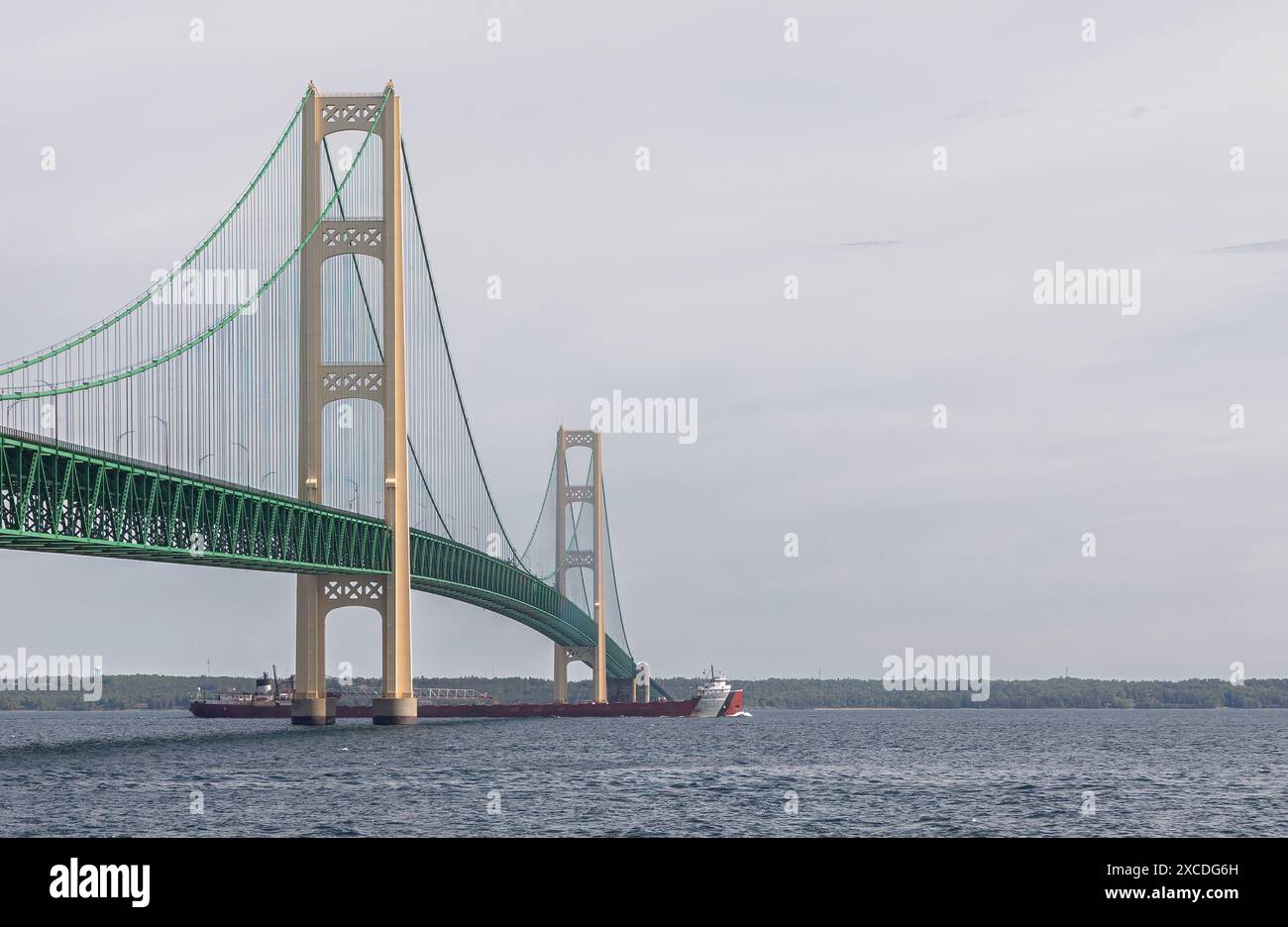 Nave da carico che naviga sotto il ponte Mackinac Foto Stock