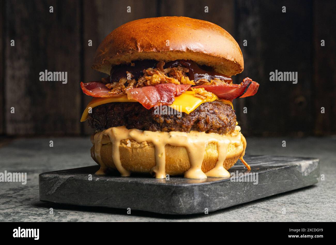 hamburger di manzo con pancetta e cipolle croccanti Foto Stock