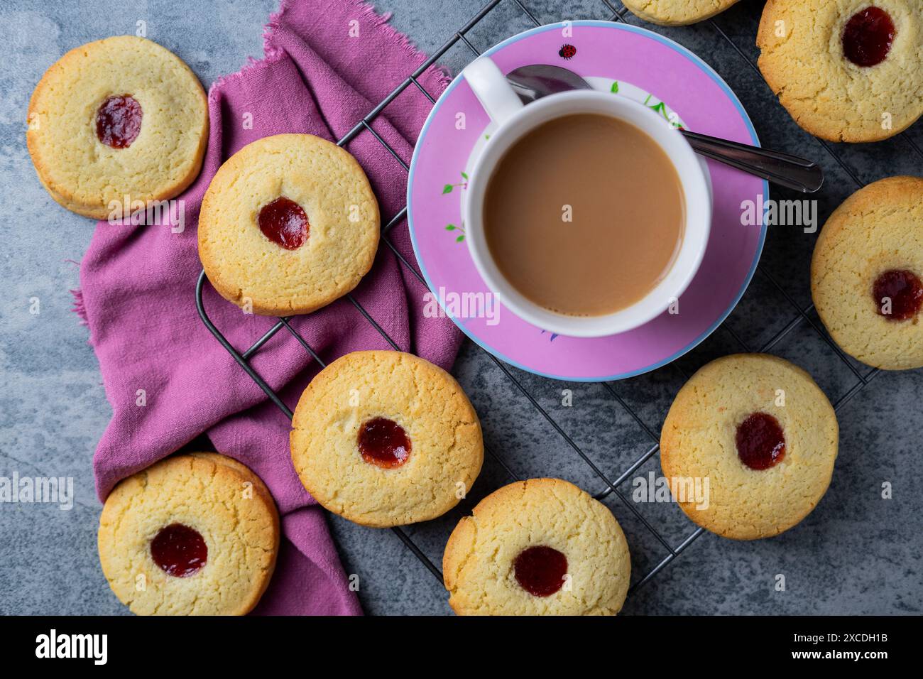 biscotti marmellati e tè in alto Foto Stock