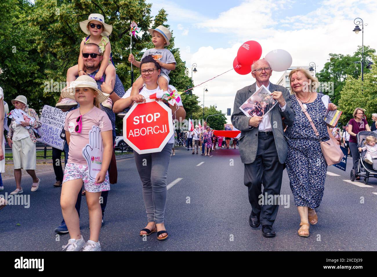 Marcia per la vita e la famiglia, una dimostrazione di gruppi pro-vita. Tre generazioni di una famiglia marciano in una manifestazione pro-Life. Varsavia Polonia Copyright: XMikolajxJaneczekx Foto Stock