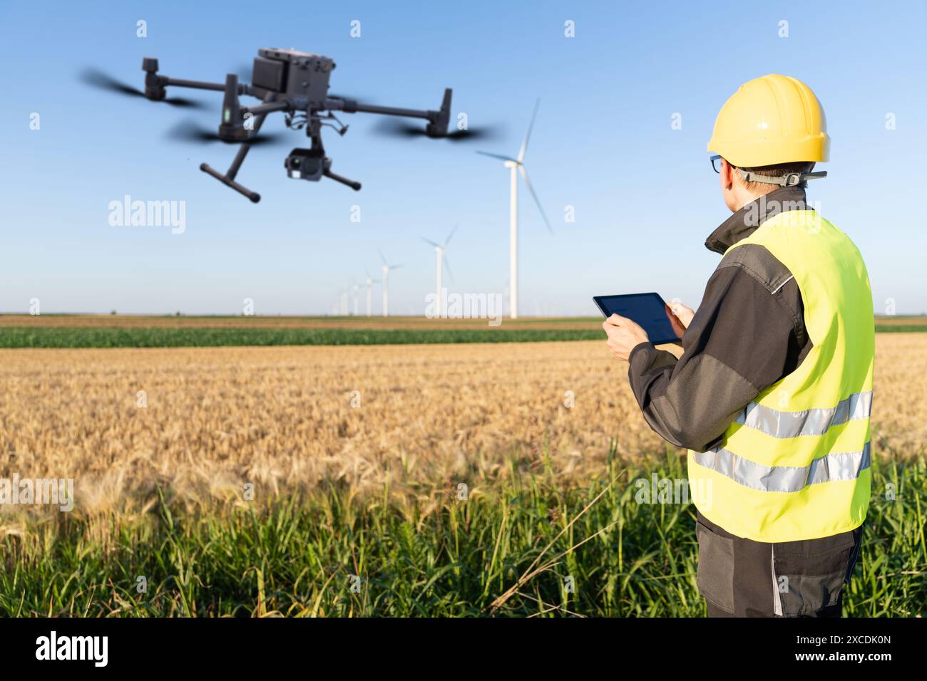 L'ingegnere controlla i droni per l'ispezione delle turbine eoliche. Foto Stock