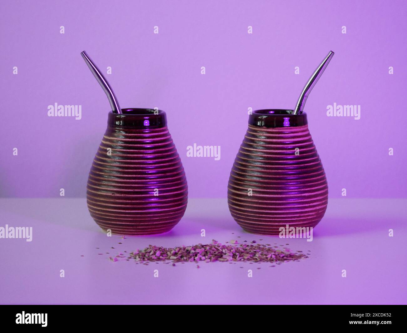 Tè all'Ilex paraguaiano Yerba Mate e tazze speciali - calabaza con cannucce bombilla in luce al neon viola. Foto Stock