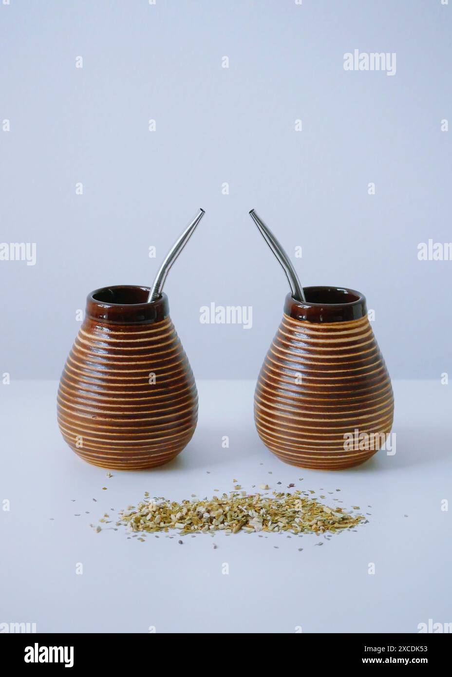 Tè Ilex paraguaiano Yerba Mate e tazze speciali - calabaza con cannucce bombilla su sfondo bianco. Foto Stock