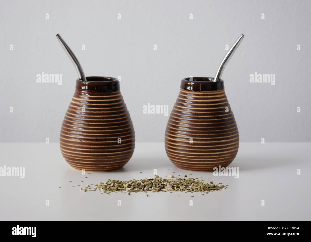 Tè Ilex paraguaiano Yerba Mate e tazze speciali - calabaza con cannucce bombilla su sfondo bianco. Foto Stock