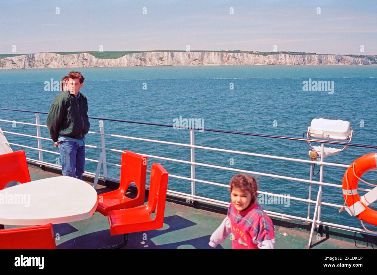 Traghetto in avvicinamento a dover, persone, bambini, passeggeri, scogliere bianche, Inghilterra, Gran Bretagna, 30 maggio 1994 Foto Stock