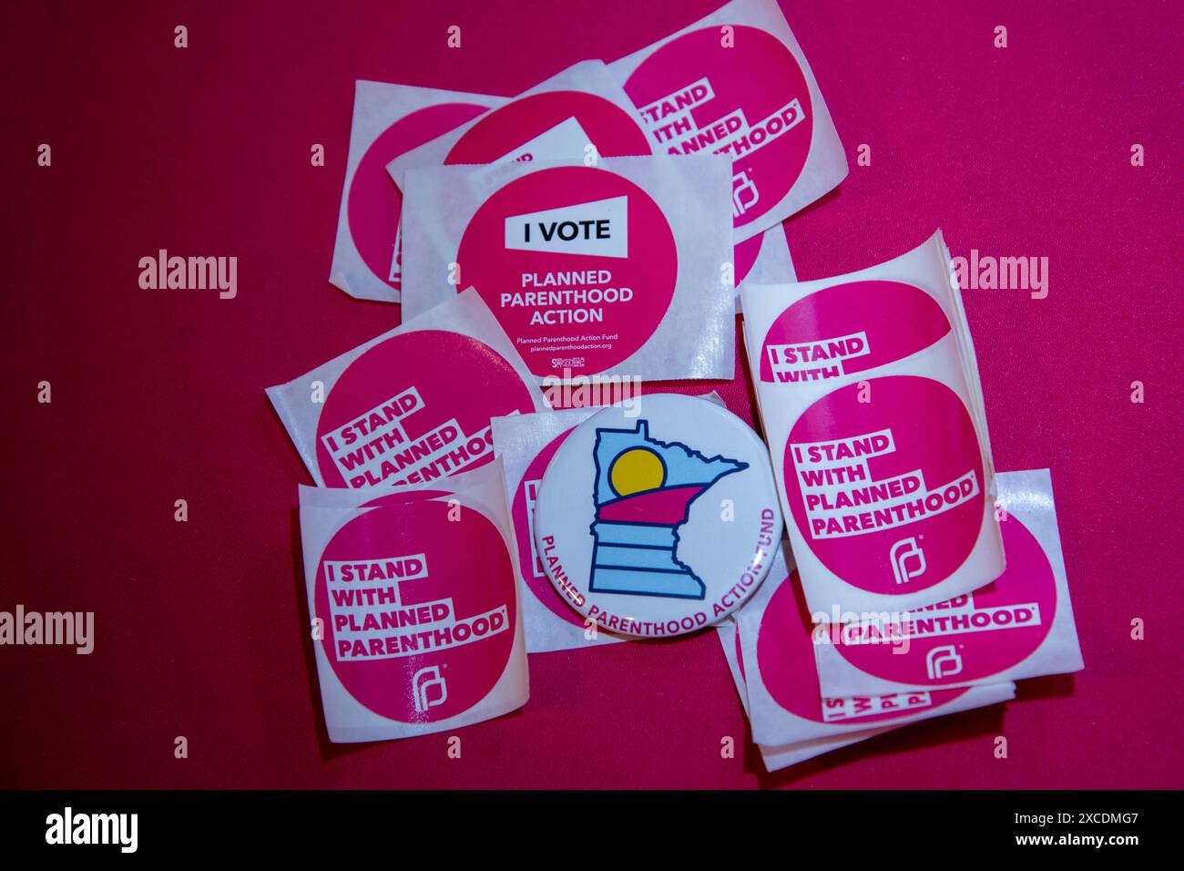 St. Paul, Minnesota. il campidoglio. Sono con gli adesivi della genitorialità pianificati messi fuori durante un raduno di fertilizzazione in vitro. Foto Stock