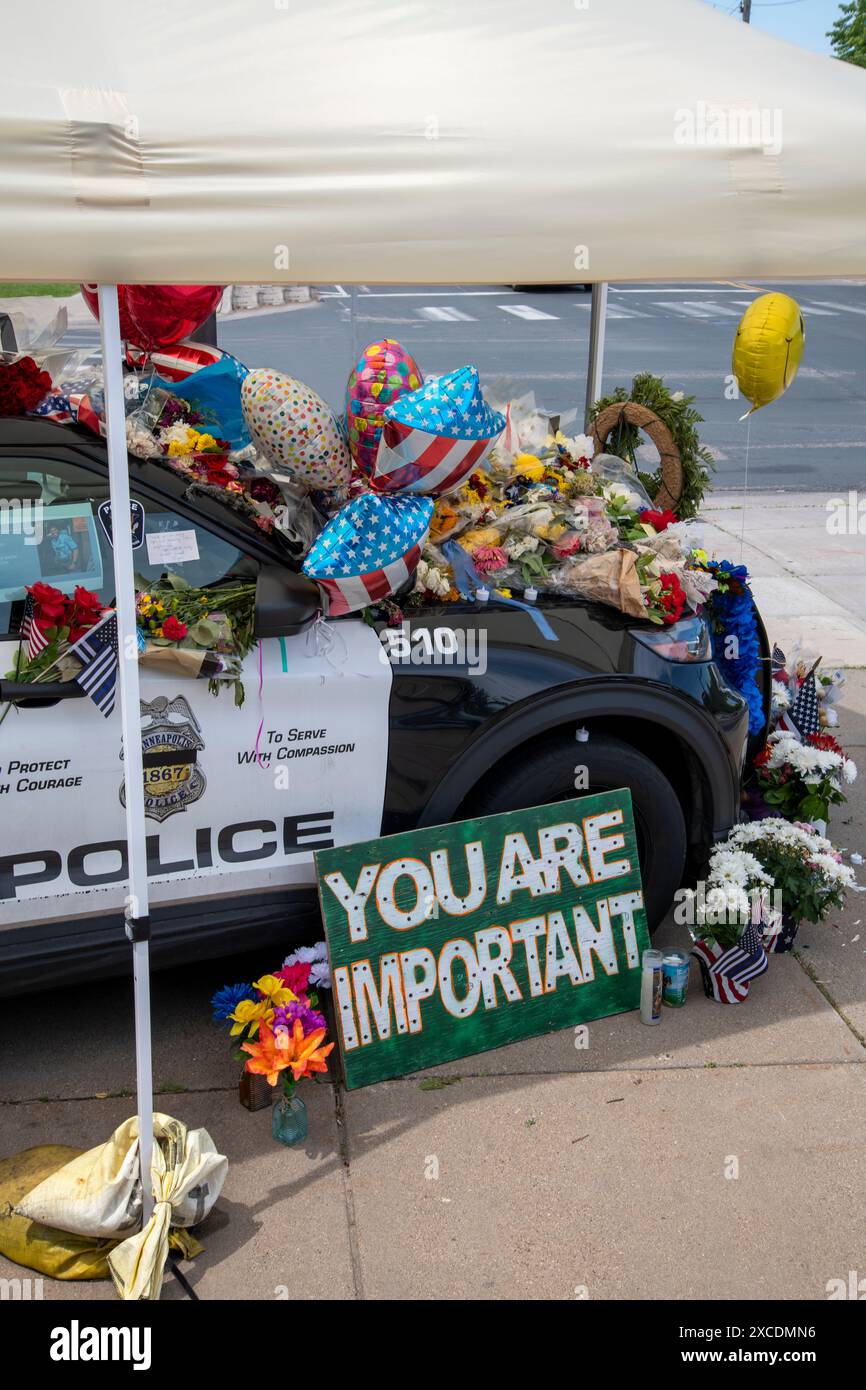 Minneapolis, Minnesota. Memoriale della polizia per un ufficiale caduto che e' stato ucciso mentre rispondeva ad una sparatoria. Foto Stock