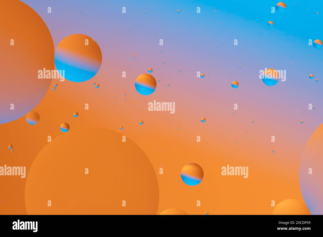 Design astratto arancione e blu con forme circolari Foto Stock