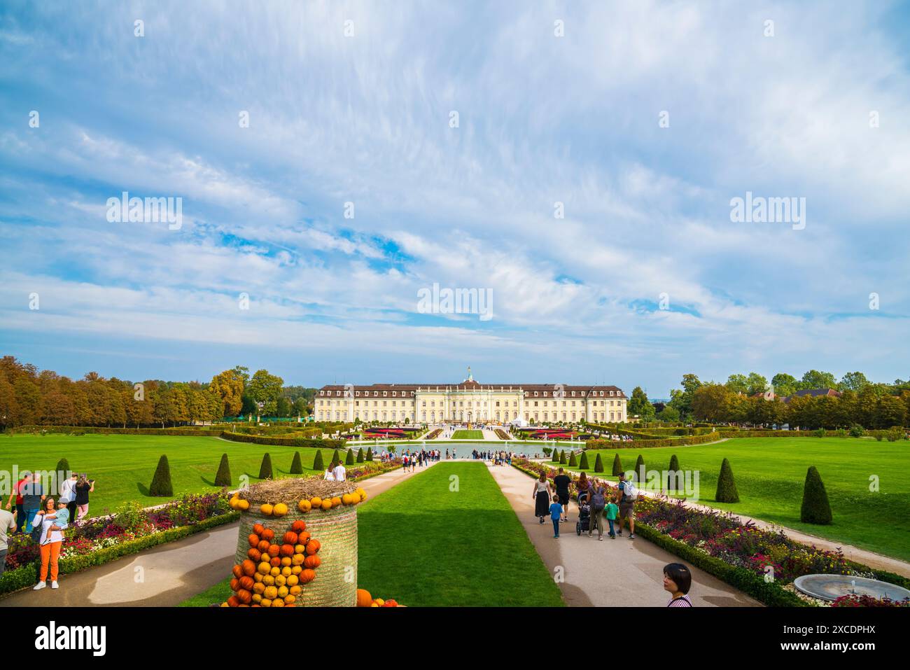 Ludwigsburg, Germania, 3 ottobre 2023, antico castello barocco in fiore in paradiso come un giardino in auto con innumerevoli zucche e turisti in visita Foto Stock