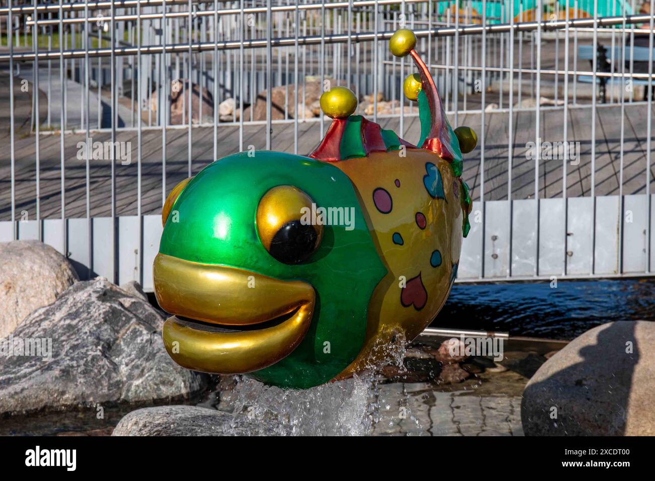 Colorata fontana di pesci al parco divertimenti Linnanmäki di Helsinki, Finlandia Foto Stock