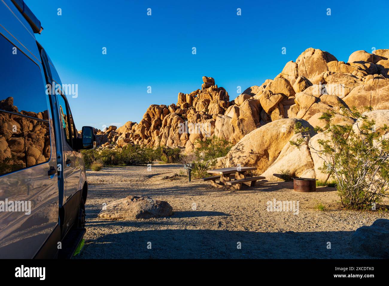 Airstream Interstate 24X camper; Indian Cove Campground; Joshua Tree National Park; California meridionale; Stati Uniti Foto Stock