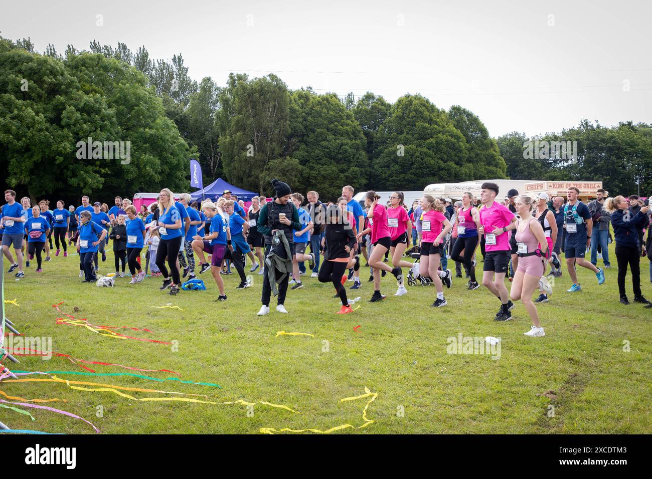 Warrington, Cheshire, Regno Unito. 16 giugno 2024. La "Race for Life" annuale a sostegno della Cancer Research UK si è svolta a Victoria Park, Warrington. Gli esercizi di riscaldamento sono stati eseguiti prima della gara crediti: John Hopkins/Alamy Live News Foto Stock