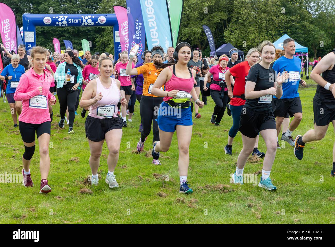 Warrington, Cheshire, Regno Unito. 16 giugno 2024. La "Race for Life" annuale a sostegno della Cancer Research UK si è svolta a Victoria Park, Warrington. La gara ha inizio. Crediti: John Hopkins/Alamy Live News Foto Stock