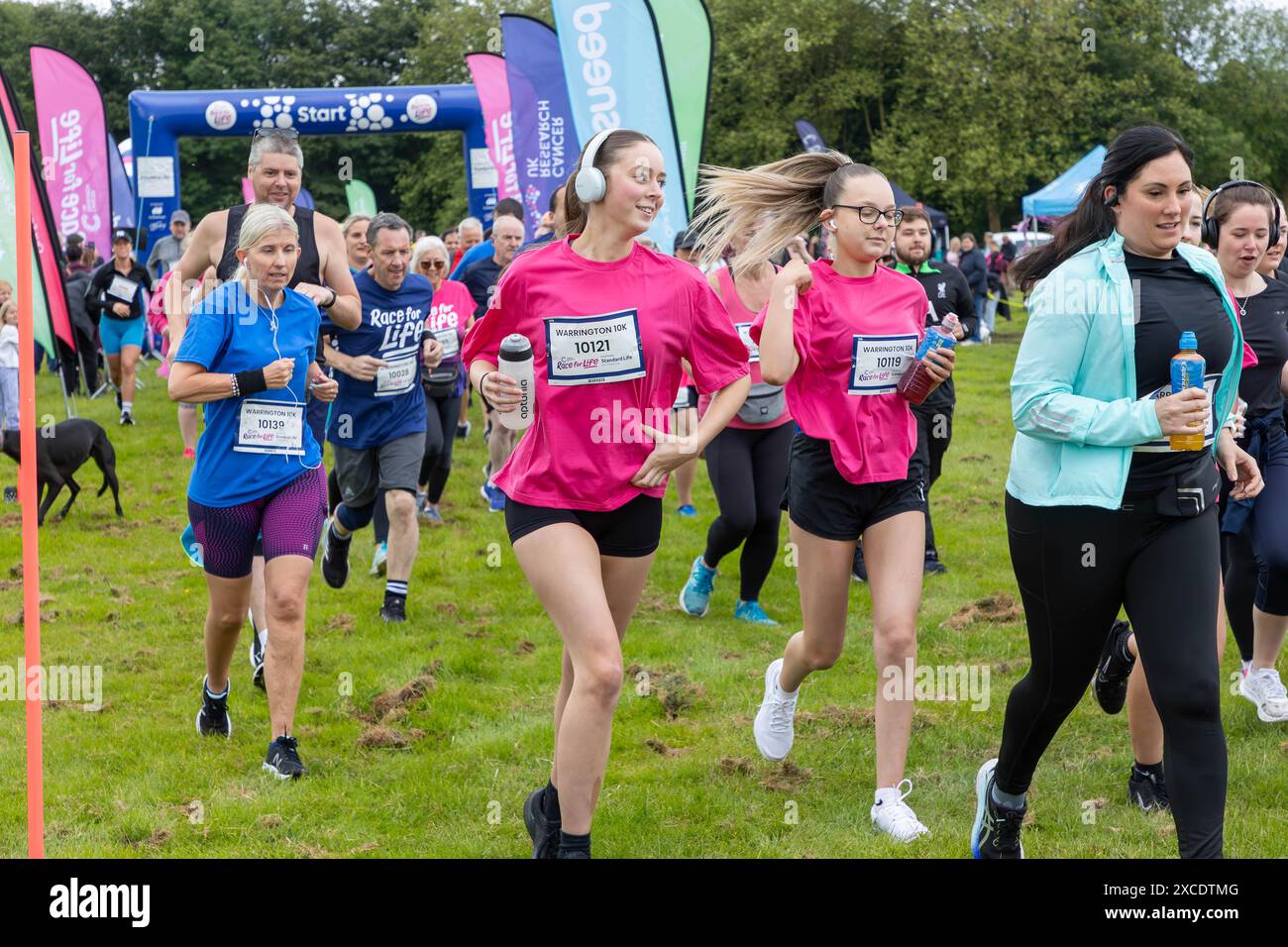 Warrington, Cheshire, Regno Unito. 16 giugno 2024. La "Race for Life" annuale a sostegno della Cancer Research UK si è svolta a Victoria Park, Warrington. La gara ha inizio. Crediti: John Hopkins/Alamy Live News Foto Stock