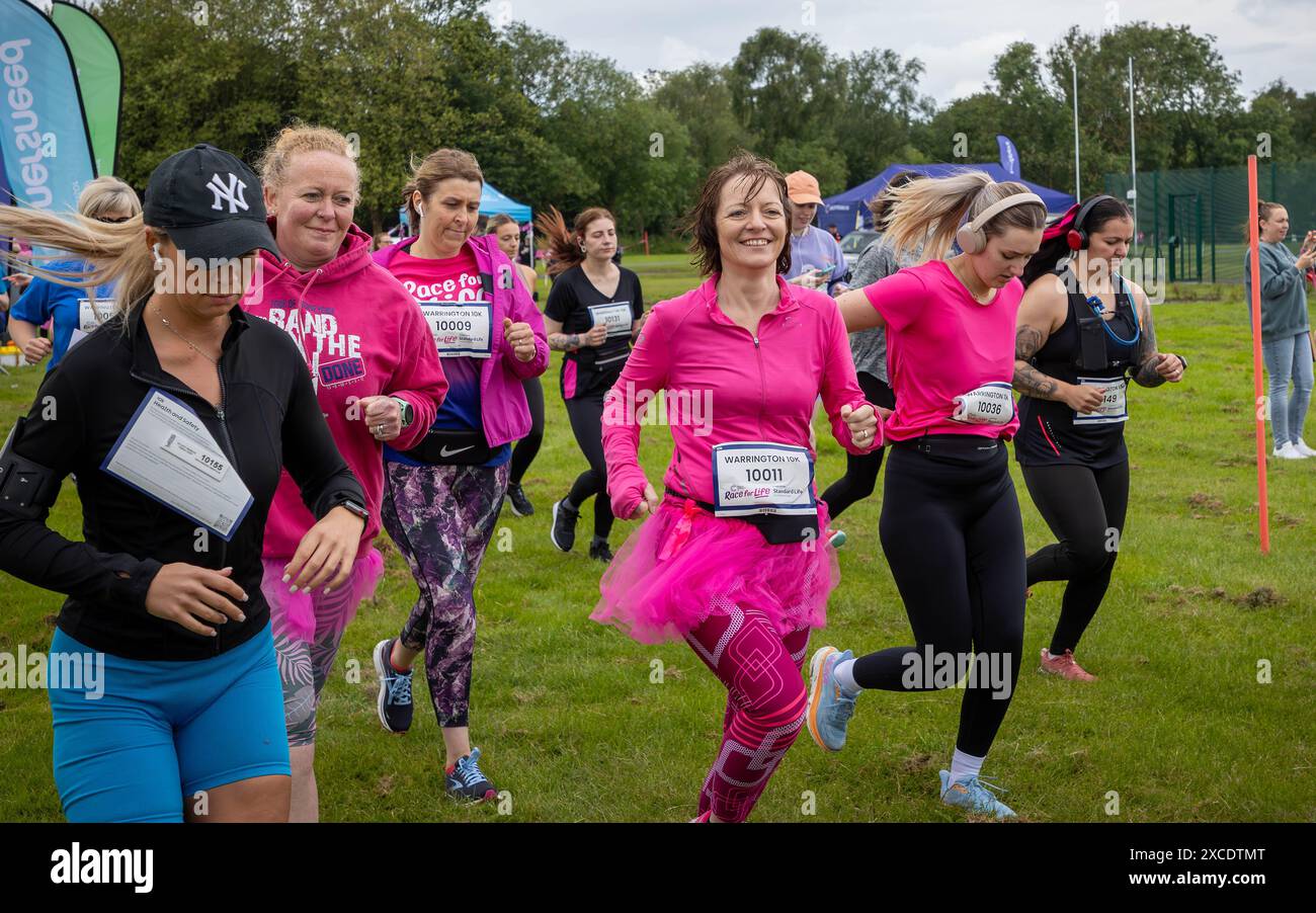 Warrington, Cheshire, Regno Unito. 16 giugno 2024. La "Race for Life" annuale a sostegno della Cancer Research UK si è svolta a Victoria Park, Warrington. La gara ha inizio. Crediti: John Hopkins/Alamy Live News Foto Stock