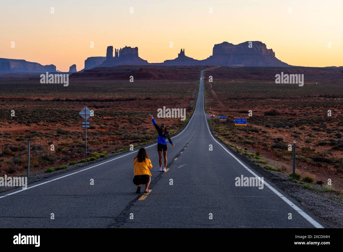 I turisti scattano fotografie; Forrest Gump Point al tramonto; Monument Valley; Utah; USA Foto Stock