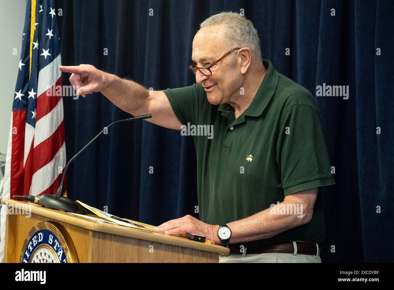 New York, Stati Uniti. 16 giugno 2024. Il senatore degli Stati Uniti Charles Schumer ha annunciato nel suo ufficio a New York il 16 giugno 2024 piani per il voto del Senato per ripristinare il divieto di Bump stock sulle armi dopo la decisione della Corte Suprema di annullarlo. Durante il briefing, il senatore stava tenendo una foto di Bump stock che converte la pistola in un'arma automatica sotto-macchina. (Foto di Lev Radin/Sipa USA) credito: SIPA USA/Alamy Live News Foto Stock