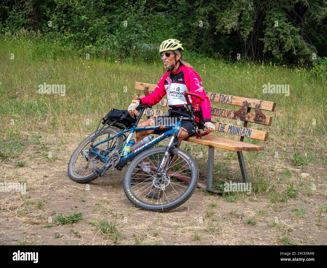 WA25454-00...WASHINGTON - Fancy bench all'estremità settentrionale del Methow Valley Community Trail. Foto Stock