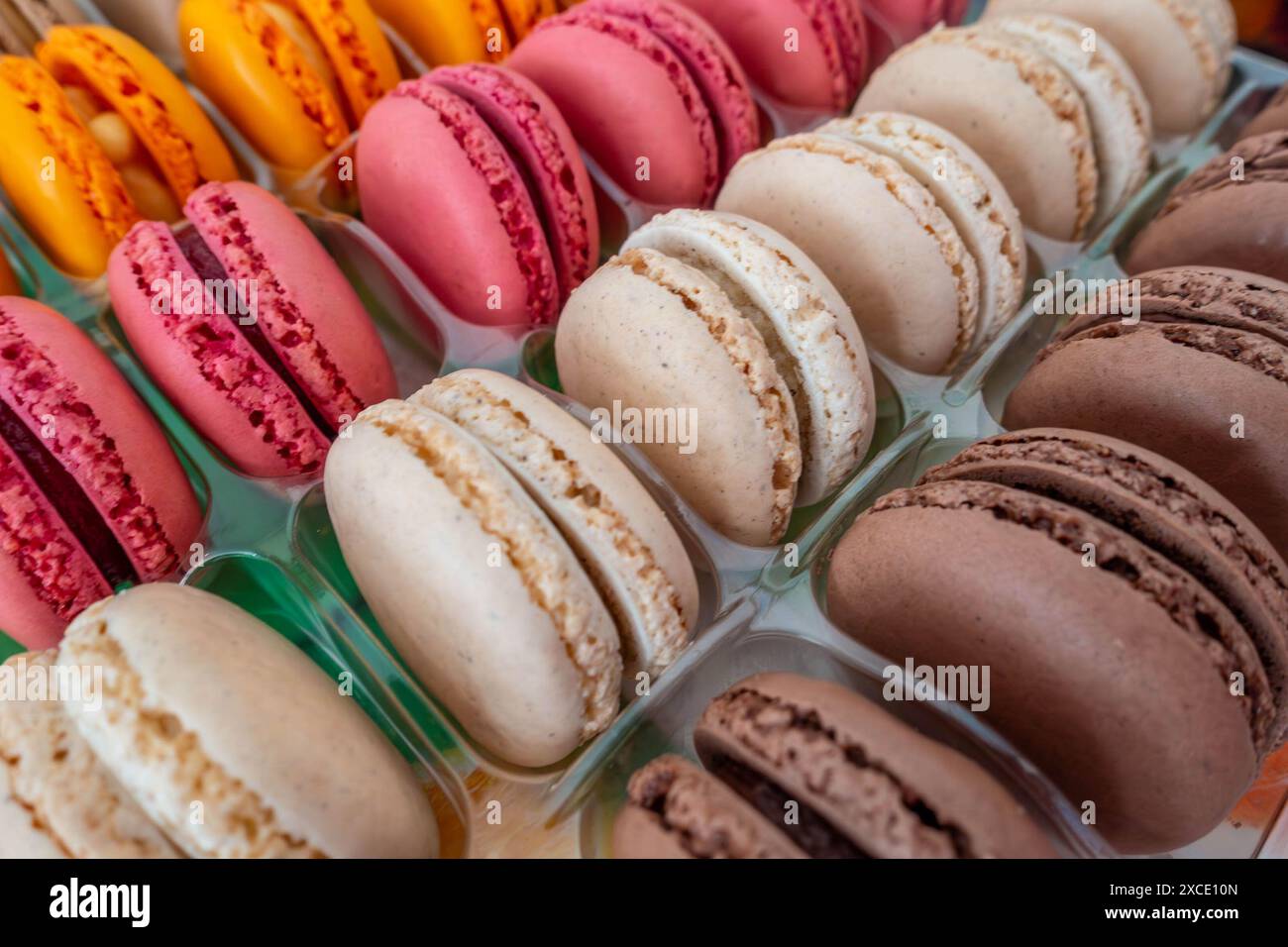 Macaron francesi in file in imballaggi da un negozio Foto Stock